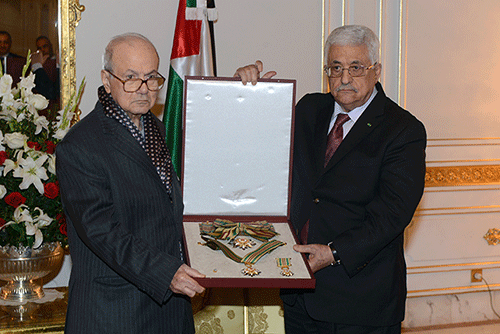 الرئيس يقلد فاروق القدومي وسام نجمة الشرف من الدرجة العليا