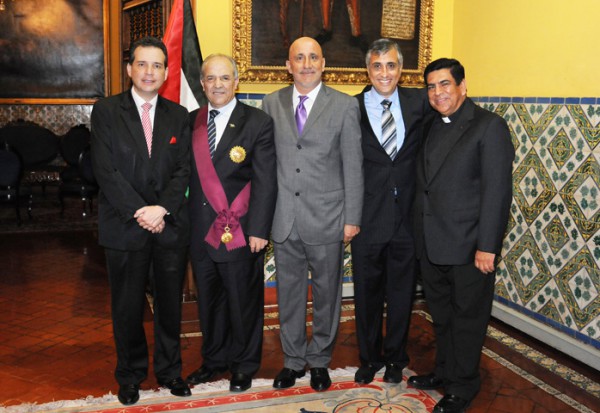 تقليد سفير فلسطين اعلى وسام فى البيرو لمناسبة انتهاء مهامه