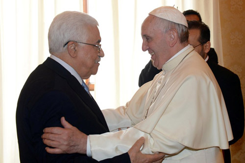 البابا فرنسيس يعانق الرئيس عباس