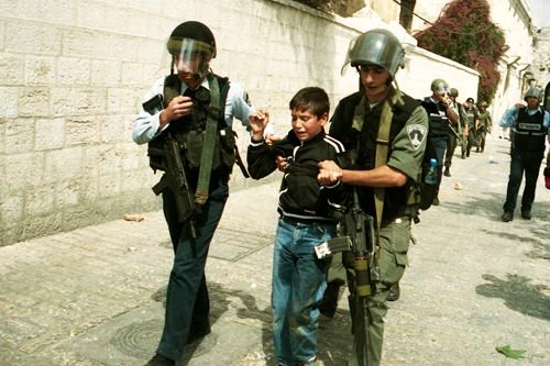 اسرائيل تواصل انتهاكاتها بحق 200 طفل فلسطيني قاصر في سجونها