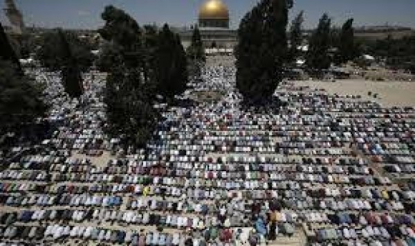 مئات المصلين الغزيين يتوجهون إلى الاقصى