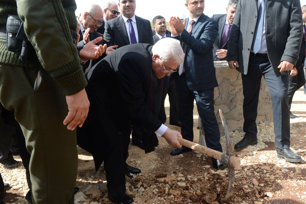 الرئيس يتفقد سير العمل بمشروع مركز "خالد الحسن لعلاج السرطان"