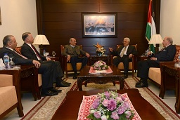 الرئيس يستقبل وفدا من رجال الأعمال