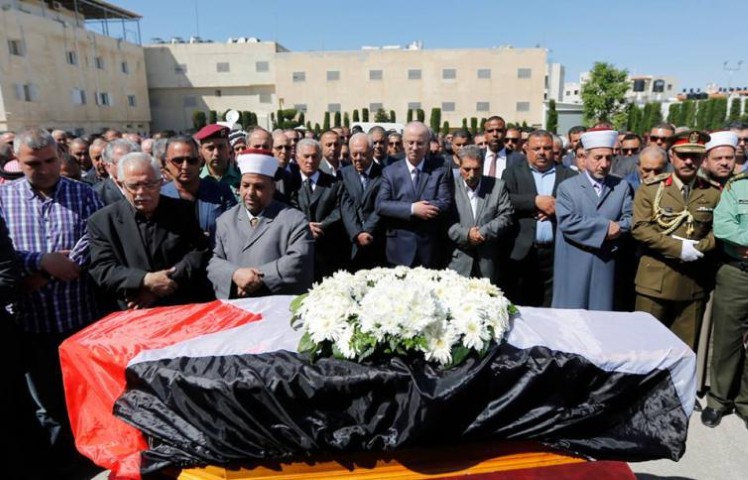 الآلاف يقدمون التعازي برحيل المناضل أبو غربية في مقر الرئاسة