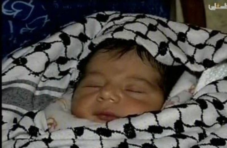 مواطن من جباليا يسمي مولوده محمود عباس تيمناً برئيس دولة فلسطين