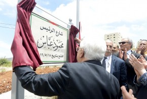 الرئيس يفتتح شارع محمود عباس في بلدة بيرزيت