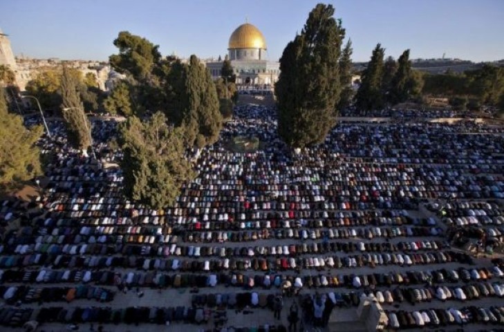 عشرات آلاف المواطنين يزحفون إلى الأقصى لأداء الجمعة الأخيرة من رمضان