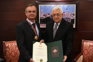 الرئيس يقلد القنصل العام الإسباني وسام نجمة القدس