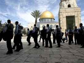 الاحتلال يعتقل 4 موظفين من الأقصى ويوقف أعمال الترميم في الصخرة