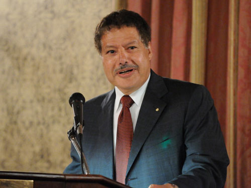 الرئيس يعزي السيسي بوفاة العالم أحمد زويل