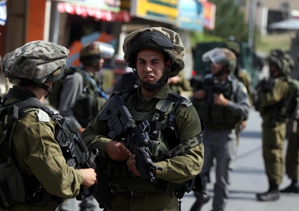 الاحتلال يعتقل أربعة مواطنين من الخليل