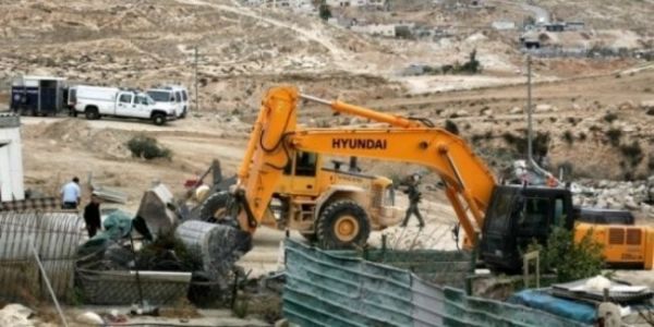 الاحتلال يهدم 8 منازل بينهم بركسان في بلدة سعير شمال الخليل