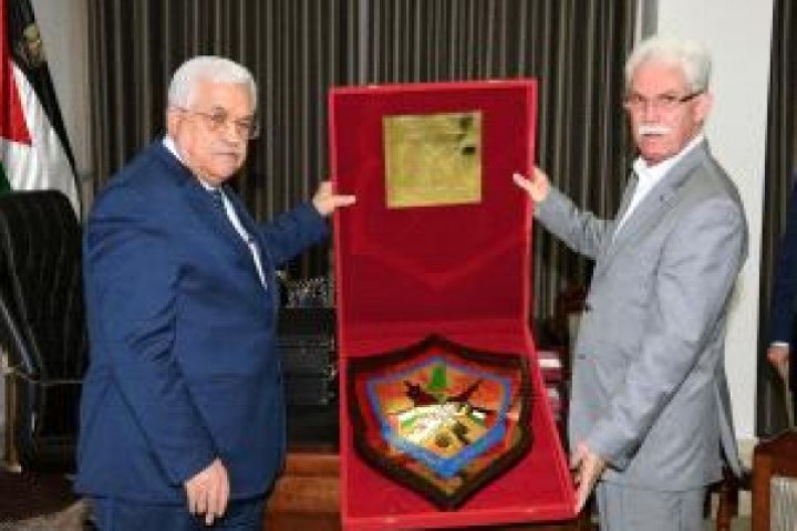 الرئيس يتسلم درع مؤتمر إقليم حركة "فتح" في سوريا