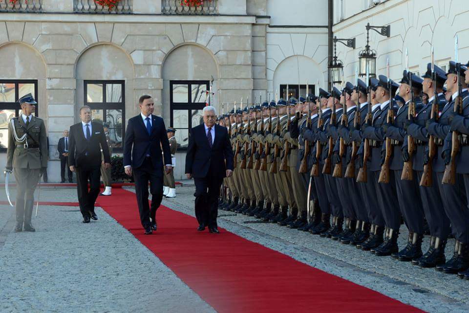 الرئيس يضع إكليل زهور على ضريح الجندي المجهول في وارسو