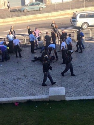 الاحتلال يطلق النار على شاب بزعم تنفيذه عملية طعن بالقدس واصابة المنفذ