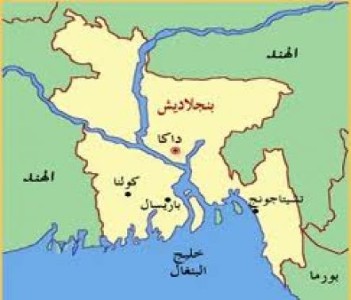 الرئيس يضع إكليلا من الزهور على النصب التذكاري في بنغلادش