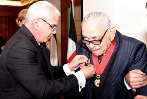 الرئيس يكرم أول مدير لمكتب منظمة التحرير في الكويت
