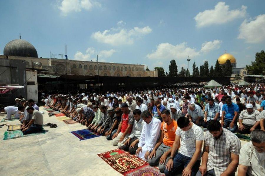 آلاف المواطنين يؤدون الجمعة برحاب الأقصى وسط انتشار مكثف للاحتلال في القدس