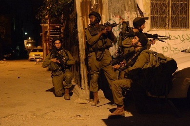 القدس: الاحتلال يعتقل 5 مواطنين على الأقل بينهم أشقاء من العيسوية