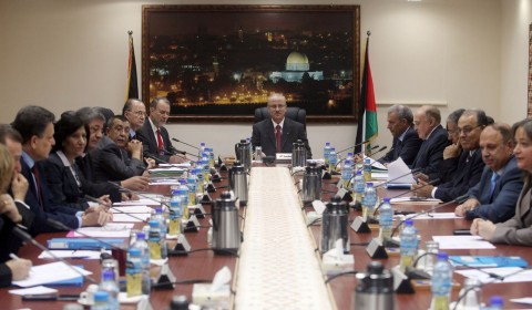الحكومة: فوز الباحثتين الفار ووهبة بجائزة خليفة التربوية إنجاز فلسطيني جديد