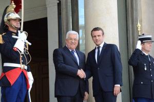 الرئيس يبحث مع نظيره الفرنسي المستجدات السياسية والأوضاع في المنطقة