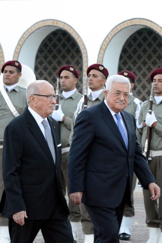 الرئيس يقلد نظيره التونسي القلادة الكبرى لدولة فلسطين