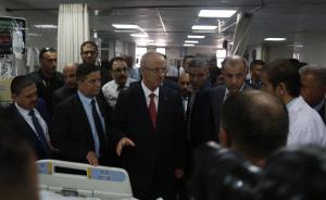 الحمد الله يزور مجمع الشفاء الطبي في غزة ويعود المرضى بالعناية المكثفة