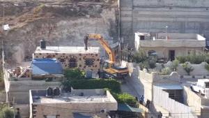 الاحتلال يهدم منزلين ويُرجئ هدم ثالث في القدس