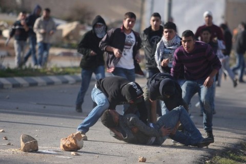 إصابات خلال مواجهات مع قوات الاحتلال على حاجز حوارة جنوب نابلس