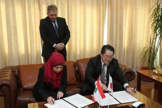 دبور يلتقي السفير الياباني ويرعى توقيع اتفاقية تعاون