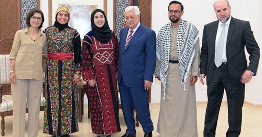 الرئيس يستقبل القائمين على مبادرة الزي الفلسطيني