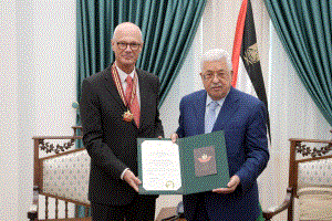 الرئيس يمنح السفير التشيلي نجمة القدس من "وسام القدس"