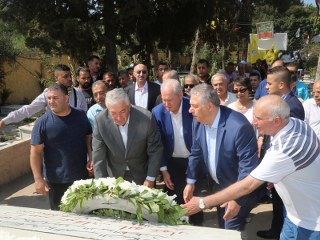 العالول يضع اكليلاً من الورد على النصب التذكاري في مثوى شهداء الثورة الفلسطينية