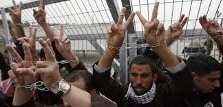 ثلاثة أسرى في سجون الاحتلال يواصلون إضرابهم عن الطعام