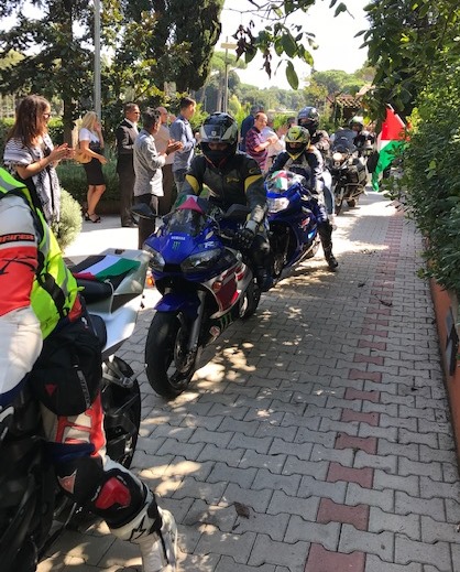 موكب دراجات نارية يصل مقر سفارة فلسطين لدى إيطاليا تضامنا مع شعبنا