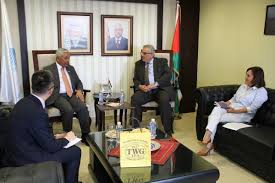 غنيم يبحث مع سفير سنغافورة لدى فلسطين آفاق التعاون المشترك