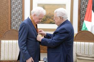 الرئيس يمنح رجل الأعمال الحرازين نجمة الاستحقاق من وسام دولة فلسطين