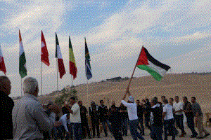 رفع اعلام الدول التي تضامنت ودعمت فلسطين خلال فعالية مركزية في الخان الأحمر