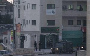 قوات الاحتلال تقتحم مقر "وفا" وإصابة موظفيها بالاختناق