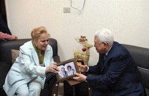 الرئيس يكرم الفنانة المصرية "نادية لطفي"