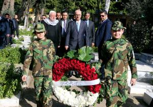 بيروت: الحمد الله يضع اكليل زهور على النصب التذكاري لشهداء الثورة