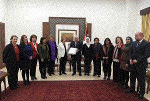 الرئيس يستقبل أعضاء الاتحاد العام للمرأة الفلسطينية