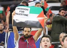 مشجعون إسبان يرفعون الأعلام الفلسطينية في وجه فريق إسرائيلي