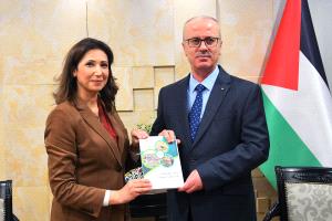 الحمد الله يتسلم تقرير كتاب فلسطين الاحصائي السنوي لعام 2018