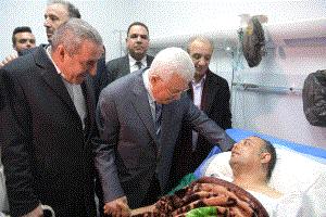 الرئيس يعود القيادي عاطف أبو سيف في مجمع فلسطين الطبي ويطمئن على صحته