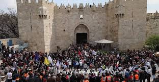 عشرات الآلاف يحيون ذكرى الاسراء والمعراج برحاب الأقصى المبارك