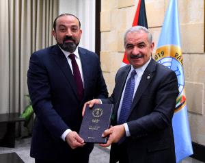 اشتية يتسلم التقرير السنوي للنيابة العامة