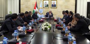 اشتية يلتقي وفدا من سلطة الأراضي وهيئة تسوية الأراضي والمياه