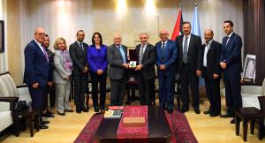 اشتية يلتقي فعاليات ومؤسسات مخيم عسكر