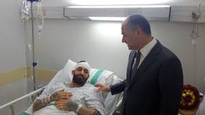 وزير الدفاع اللبناني يزور الشاب الفلسطيني صابر مراد